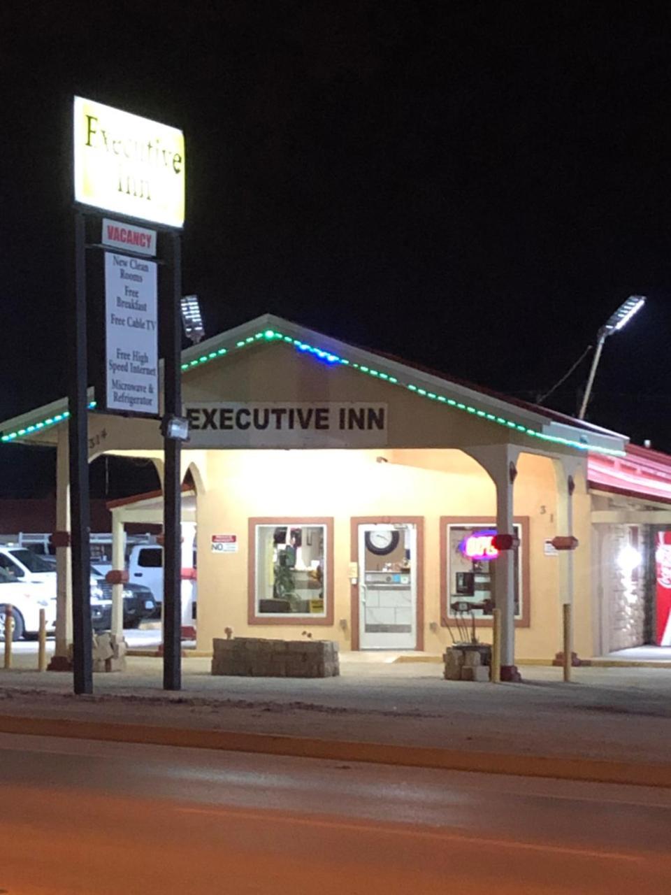 Executive Inn Snyder Экстерьер фото